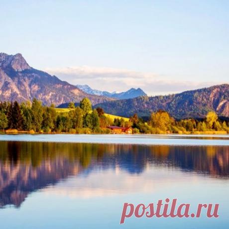 Зеркальные воды озера Хопфен-ам-Зее