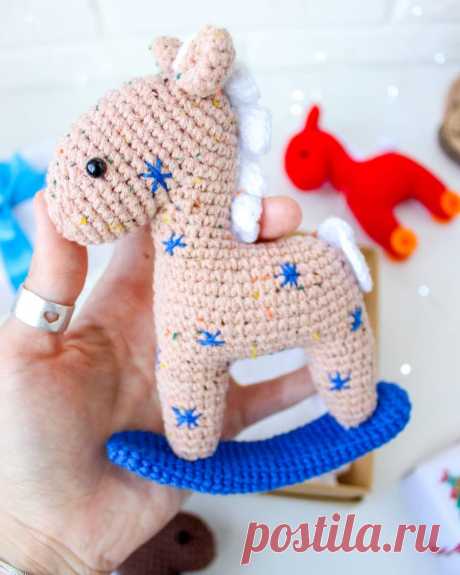 PDF Лошадка-Качалка крючком. FREE crochet pattern; Аmigurumi animal patterns. Амигуруми схемы и описания на русском. Вязаные игрушки и поделки своими руками #amimore - лошадь каталка, игрушечная лошадка качалка, конь.