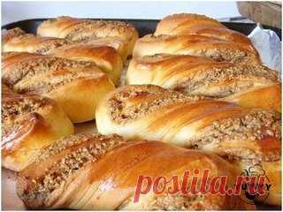 ОРЕХОВЫЕ БУЛОЧКИ 
Должны быть в копилке у каждой хозяйки 

Ингредиенты:

Для теста:
- 1 кг обычной муки
- 130 гр. сахара
- 2 чайные ложки соли без горки
- 20 грамм сухих дрожей или 42 гр. свежих дрожжей
- 500 мл. чуть тёплого молока
- 150 гр. мягкого слив. масла
- 2 столовых ложки подсолнечного масла без запаха
- 2 яйца 
- ваниль 

Для ореховой начинки:
- 50 гр. слив. масла,
- 200 гр молотых орехов (любых и изюма по желанию) - у меня только жаренные грецкие орехи
- 80 гр. ...