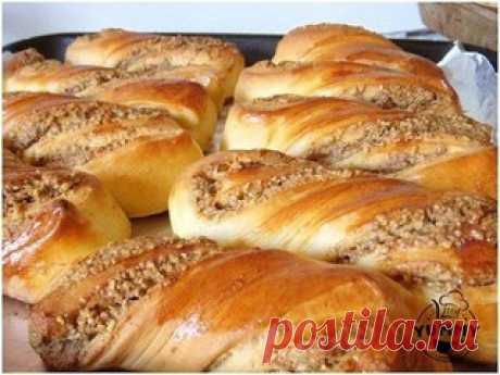 ОРЕХОВЫЕ БУЛОЧКИ 
Должны быть в копилке у каждой хозяйки 

Ингредиенты:

Для теста:
- 1 кг обычной муки
- 130 гр. сахара
- 2 чайные ложки соли без горки
- 20 грамм сухих дрожей или 42 гр. свежих дрожжей
- 500 мл. чуть тёплого молока
- 150 гр. мягкого слив. масла
- 2 столовых ложки подсолнечного масла без запаха
- 2 яйца 
- ваниль 

Для ореховой начинки:
- 50 гр. слив. масла,
- 200 гр молотых орехов (любых и изюма по желанию) - у меня только жаренные грецкие орехи
- 80 гр. ...