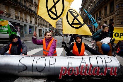 Названы последствия протестов во Франции. Тема пенсионной реформы во Франции является болезненной на протяжении многих лет, она проводится по принципу «шаг вперед — полшага назад», рассказал руководитель «Политической экспертной группы», политолог Константин Калачев. В беседе с «Лентой.ру» он назвал последствия протестов в стране.