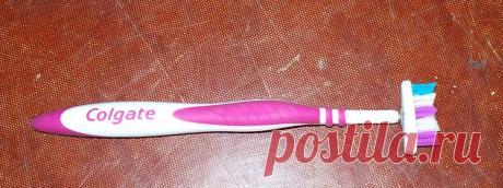 Что можно сделать из старых зубных щёток: польза в хозяйстве и креатив своими руками Так как правила гигиены настоятельно рекомендуют заменять зубную щётку раз в три месяца, то дома образуется некоторое количество отслуживших помощниц для чистоты зубов, особенно, если семья большая. Редакция Homius предлагает не спешить выкидывать отслужившие гигиенические аксессуары, а узнать, что можно сделать из зубных щёток полезного и интересного. Ненужное в нужное: где применить стар...