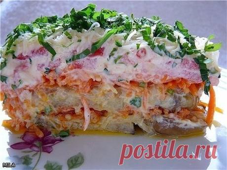 Салат &quot;Баклажанный рай&quot;

Вкусный, легкий, овощной.

Ингредиенты:

2 баклажана,
2 луковицы,
3 моркови,
4 помидора,
1 зубчик чеснока,
майонез,соль,
зелень петрушки и укропа,
масло для жарки.

Приготовление:

Баклажаны нарезать кружочками. Посолить,дать постоять, что бы сошла горечь, и обжарить на растительном масле, выложить на салфетку, чтобы