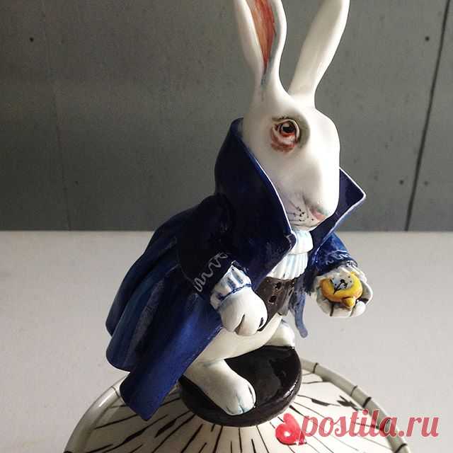 А,Он уедет жить в Лондон!
Завтра отправляю своего кролика в новый дом🖤
Шкатулка.
Художник-@sasha_kruglikova_
Гончар- @gonchar_yuy_msk 
Мастерская @artclayworkshop 
#handmade#art #керамика #керамиканазаказ #вналичии #handmade#art#sketch#посуданазаказ #earthenware#ceramic#гончарныймир#творчество#ягончар#художник#shop_artclay#росписьпосуды#росписькерамики#подарок#алисавстранечудес#алисавзазеркалье#алиса#artist#painting#посуданазаказ#сказка#заяц#кролик#мультик#ангобы#подглазурнаяроспись