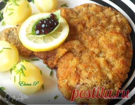 Венский шницель. Ингредиенты: мука, яйца куриные, соль