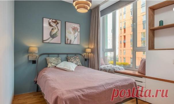 Небольшая и уютная спальня. Большое окно и расположение кровати дает возможность встречать утреннее солнце.