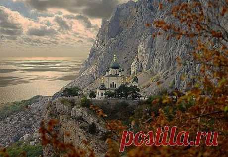 церковь над поселком фарос1982красная скала