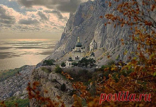 церковь  над поселком фарос1982красная скала