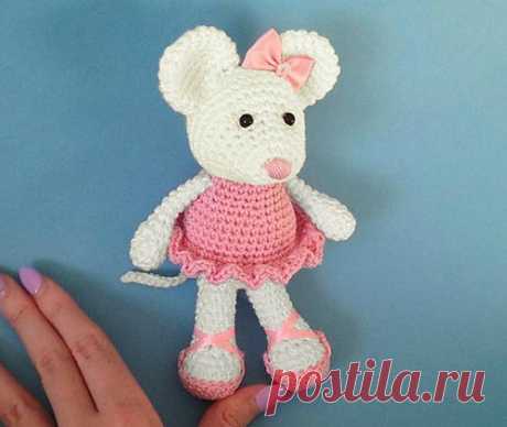 Мышка балерина
#описание #амигуруми #вязание_крючком #игрушка_мышка
Ссылка на описание:
https://www.heartandsew.co.uk/2015/08/ballerina-mouse-..