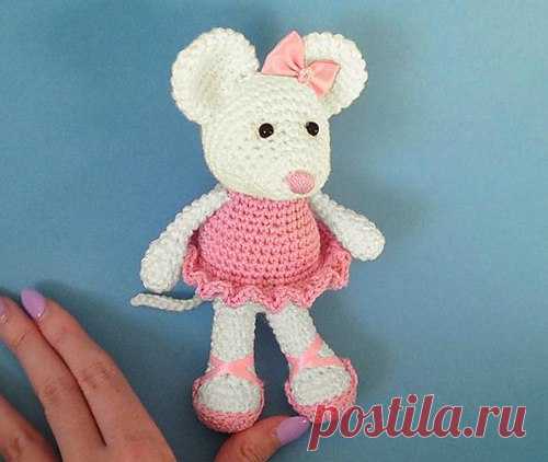 Мышка балерина
#описание #амигуруми #вязание_крючком #игрушка_мышка
Ссылка на описание:
http://www.heartandsew.co.uk/2015/08/ballerina-mouse-..