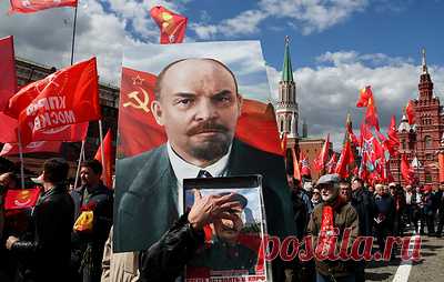 Коммунисты возложили цветы к мавзолею в честь 153-летия со дня рождения Ленина. На церемонии зампред ЦК КПРФ Владимир Кашин заявил, что идеи Ленина востребованы и после его смерти