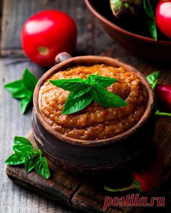 ​Баклажанная икра в мультиварке Ингредиенты:Баклажаны — 1 кгПомидоры — 400 г Лук репчатый — 100 г Перец сладкий красный — 2 шт. Масло растительное — 100 мл Соль, перец черный — по вкусу Перец горький (опционально) — по вкусу Чеснок (опционально)...