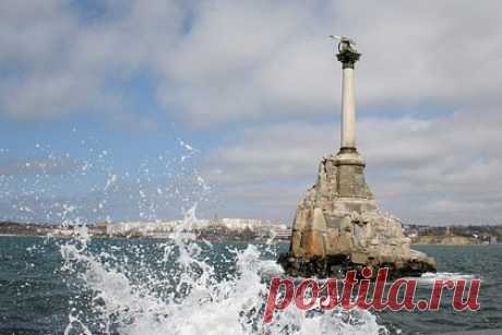 Власти назвали атаку беспилотников около Севастополя самой массированной. Атака беспилотных летательных аппаратов в Севастопольской бухте была самой массированной с начала специальной военной операции на Украине. Об этом заявил губернатор города Михаил Развожаев. Об атаке Вооруженных сил Украины, совершенной с помощью беспилотников, Развожаев сообщил утром 29 октября.