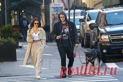 Бывшего мужа Эмили Ратаковски обвинили в сексуальных домогательствах. Бывшего мужа модели Эмили Ратаковски продюсера Себастьяна Бир-Маккларда обвинили в сексуальных домогательствах. На тот момент 17-летняя собеседница издания общалась с мужчиной в соцсетях, после чего он пригласил ее на съемки фильма. Впоследствии она предстала обнаженной перед актерским составом и съемочной группой.