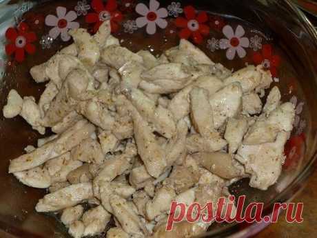 САЛАТ "КАРМЕН"
В копилку рецептов к Новому Году

Ингредиенты:

-Куриное филе 150-200 гр
-Ветчина 150 гр
-Помидоры свежие 250гр
-Гренки 100 гр
-Майонез 200гр
-Аджика 15гр
-Чеснок 10 гр
-Масло растительное для жарки

Приготовление:

все ингредиенты нарезаем одинаковым брусочком. Сырое куриное филе обжариваем до готовности, можно добавить щепотку приправы для курицы. Я готовила с приправой, придает красивый золотистый цвет. В конце жарки посолить. Ветчину тоже обжариваем на р...