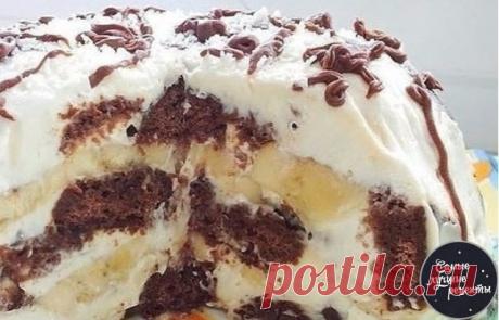 ТОП-10 ДЕСЕРТОВ С БАНАНАМИ 

1. ТВОРОЖНО-БАНАНОВЫЙ ДЕСЕРТ.

ИНГРЕДИЕНТЫ:
Творог — 300 г
Бананы — 5 шт.
Сметана — 150 г
Яйца — 3 шт.
Сахар — 5 ст. л.
Соль — щепотка
Мука — 3 ст. л.

ПРИГОТОВЛЕНИЕ:
1. Для начала необходимо взять 3 банана, очистить от кожуры, превратить в пюре в блендере. Затем в блендер добавить творог, снова перемешать.
2. Далее в получившуюся однородную массу добавить сахар, соль, муку — взбиваем. Затем добавляем яйца, сметану. Снова взбиваем.
3. Получившу...