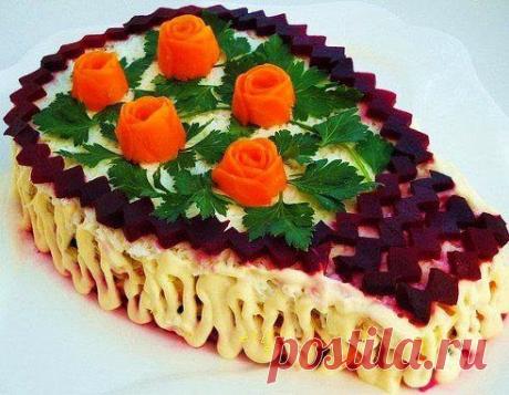 Салат «Королевский»

Готовить слоями:
1-отварная свекла на терке+ майонез
2-чернослив, заранее замоченный, -порезать мелко+ майонез
3-отварная морковь натереть на терке+ майонез с чесноком
4-яйца натереть на терке+ майонез

5-сыр натереть на терке+майонез
6-орехи дробленые
7-белки яиц на терке. Посолить. Украсить по вкусу.