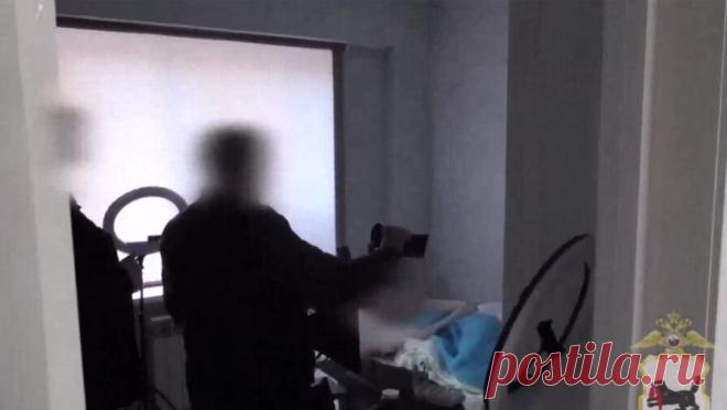 В Иркутске накрыли крупную вебкам-студию и задержали ее организатора. В Иркутске полицейские пресекли деятельность межрегиональной вебкам-студии, которая распространяла видео в России и за рубежом. Об этом сообщили в пресс-службе МВД. Организатором студии оказался 34-летний житель Новосибирской области. По ...