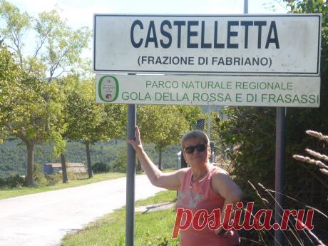 Кастеллетта-это маленький городок в провинции Фабриано,очень красивый,зелёный,а воздух там такой ароматный,чистый!