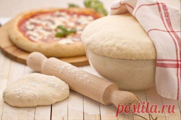 7 видов теста, которые обязательно стоит научиться готовить

1. Тесто для пиццы

Приготовление:
Попробуйте приготовить вкусную и ароматную пиццу на тонком хрустящем корже — вы удивитесь, как это просто. Но для начала запомните несколько базовых правил:
Обязательно просеивайте муку — это насытит ее кислородом и сделает тесто мягким и воздушным.
Для теста используйте только качественные дрожжи, иначе тесто плохо поднимется и будет иметь неприятный пивной запах.
Дрожжевое тес...