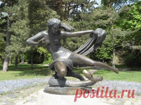 Нарциссическое обольщение — прямой путь в ловушку
Первая ассоциация, которая приходит в голову при упоминании нарцисса — профессиональный обольститель. У него наготове все необходимые для конкретной жертвы маски, доведенное до совершенства актерское мастерство, тонкое, наработанное годами практики умение замечать наличие или отсутствие, а также степень реакции на те или иные нарциссические пассы....
Читай дальше на сайте. Жми подробнее ➡