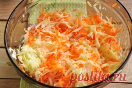 Закуска из кабачков и моркови. 
Очень вкусная закуска а-ля по-корейски. Быстро готовится, всем нравится, красиво смотрится на столе. 
Берем:
Кабачки – 1 кг. 
Морковь – 300 гр. 
Чеснок – 4-5зуб. 
Луковица – 1 шт. 
Масло растительное – 4ст.л 
Сахар – 3 ст.л. 
Соль – 2 ч.л. 
Уксус 9% - 2 ст.л. 
Приправа для корейской моркови – 1 ч.л. 
У меня не оказалось под рукой этой специи, я соединила черный перец, паприку, красный острый перец в порошке, молотый кориандр и чеснок в порошке. Всего понемножку