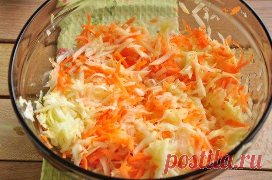 Закуска из кабачков и моркови. 
Очень вкусная закуска а-ля по-корейски. Быстро готовится, всем нравится, красиво смотрится на столе. 
Берем:
Кабачки – 1 кг. 
Морковь – 300 гр. 
Чеснок – 4-5зуб. 
Луковица – 1 шт. 
Масло растительное – 4ст.л 
Сахар – 3 ст.л. 
Соль – 2 ч.л. 
Уксус 9% - 2 ст.л. 
Приправа для корейской моркови – 1 ч.л. 
У меня не оказалось под рукой этой специи, я соединила черный перец, паприку, красный острый перец в порошке, молотый кориандр и чеснок в порошке. Всего понемножку