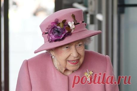 Елизавета II не смогла прийти в церковь после ночи в больнице. Британская королева Елизавета II по совету врачей пропустила воскресную церковную службу. Это произошло после неожиданной отмены визита в Северную Ирландию и обследования в больнице, результаты которого не оглашаются. В будущих поездках монаршую особу будут сопровождать другие члены королевской семьи.