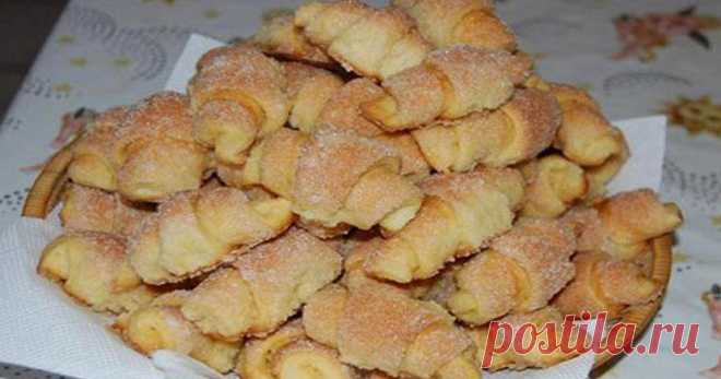 Сахарные рогалики, по этому рецепту делала моя мама, потом я, а теперь еще и моя дочка! Хрустящие, тающие во рту рогалики с любимой начинкой