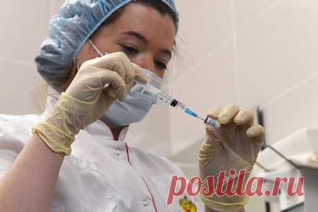 В России разработали вакцину от нового штамма коронавируса. В России разработали вакцину от нового штамма коронавируса дельта-омикрон — чтобы средство было эффективным, пришлось внести некоторые определяющие изменения в состав. Директор Центра Гамалеи Александр Гинцбург отмечает, что «Спутник V» работает хуже против нового варианта омикрона.