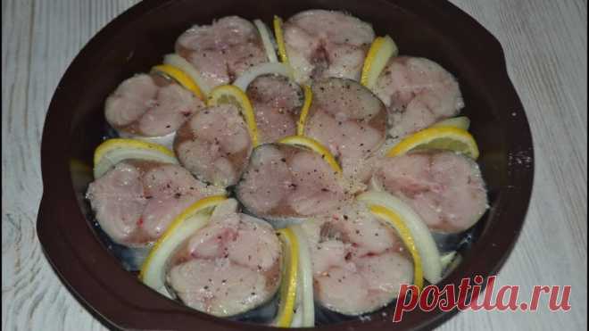 Скумбрия в духовке с луком и лимоном. Самый легкий рецепт.