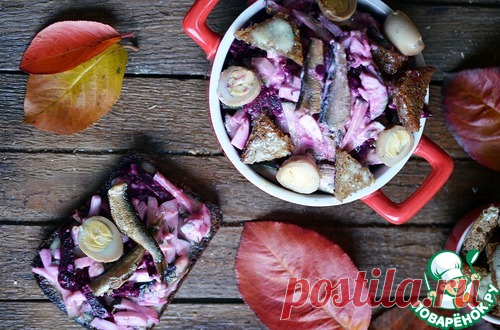 Салат со шпротами и чесночными гренками - кулинарный рецепт