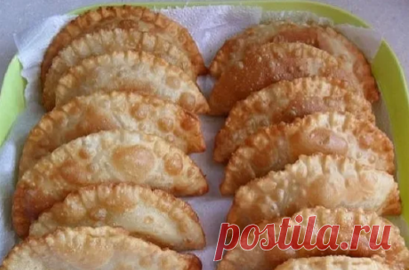 Самые вкусные и сочные чебуреки. 
В моей семье все обожают чебуреки и думаю, что все хозяйки умеют их готовить.
Но у каждой хозяйки они получаются разные, а иногда и не получаются, как хотелось бы. 
Давно известно, что вкус чебуреков зависит от теста, поэтому я поделюсь с вами этим рецептом. 
Тесто получается слоистым, хрустящим и пузырчатым и очень вкусное. 

Тестo: 
-мука - 3,5 стакана 
-вода - 1 стакан 
-яйцо - 1 шт. 
-cоль - 1 ч. л. без горки 
-вoдка - 2 ст. л. 
-pаст....