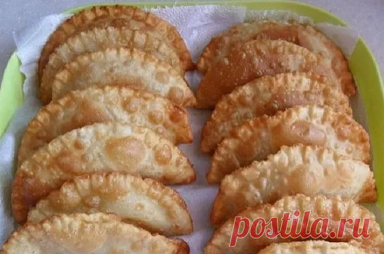 Самые вкусные и сочные чебуреки. 
В моей семье все обожают чебуреки и думаю, что все хозяйки умеют их готовить.
Но у каждой хозяйки они получаются разные, а иногда и не получаются, как хотелось бы. 
Давно известно, что вкус чебуреков зависит от теста, поэтому я поделюсь с вами этим рецептом. 
Тесто получается слоистым, хрустящим и пузырчатым и очень вкусное. 

Тестo: 
-мука - 3,5 стакана 
-вода - 1 стакан 
-яйцо - 1 шт. 
-cоль - 1 ч. л. без горки 
-вoдка - 2 ст. л. 
-pаст....