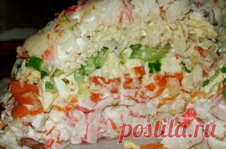 МОРСКОЙ САЛАТИК . ИНГРЕДИЕНТЫ:  1 слой-крабовое мясо,  2 слой- сыр (на тёрке),  3 слой-огурец,  4 слой-яйцо,  5 слой-морковь,  6 слой-сыр, ПРИГОТОВЛЕНИЕ: В обратном порядке уложить всё в форму (любую) предварительно в неё положить пищ. плёнку. Пусть полежит он часа 2. Перевернуть его, освободить от плёнки, обмазать и украсить икрой.