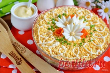 СЛОЁНЫЙ САЛАТ "ПЧЁЛКИН" 
Ингредиенты: 
Куриная печень — 350 г 
Маринованные огурцы (небольшие) — 10 шт. 
Яйца — 4 шт. 
Морковь — 3-4 шт. 
Лук — 4 шт. 
Майонез — 100 г 
Приготовление: 
1. Морковь и яйца отварить, остудить и почистить. Белки яиц отделить от желтков, желтки отставить, а белки натереть на крупной терке. 
2. Печень промыть и отварить в подсоленной воде. 
3. Лук нарезать мелкими кубиками и обжарить на растительном масле до золотистого цвета. 
4. Огурцы нарезать мелкими кубиками.