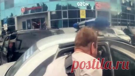 Мужчина с ножницами бросался на людей в петербургском супермаркете. В Петербурге 52-летний мужчина бросался на людей с ножницами и угрожал. Об этом сообщает ГУ Росгвардии по городу. Инцидент произошел 1 июля на Пролетарской улице. Прохожие рассказали патрульным, что в торговом зале супермаркета пьяный ...