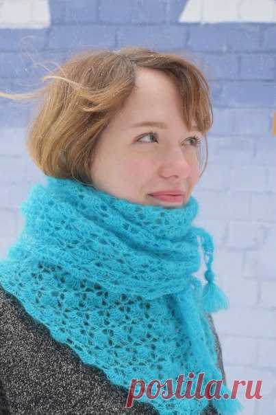 Ажурная шаль  Бирюзовое таинство 
#вязание #крючком

Ажурная шаль это необычное дополнение Вашего зимнего образа. В такой шали Вы не останетесь незамеченной! Теплая и невесомая. Яркая и стильная. Шаль выполнена из пряжи - 85% super kid mohair, 15% poliamid. Шаль треугольная, шириной 140 см и высотой 60 см. Связана крючком. 

Бирюзовый цвет в одежде — сияющий, расслабляющий своей экзотической прохладой. Получил своё название от полудрагоценного камня, имеющего сине-зелёный ...