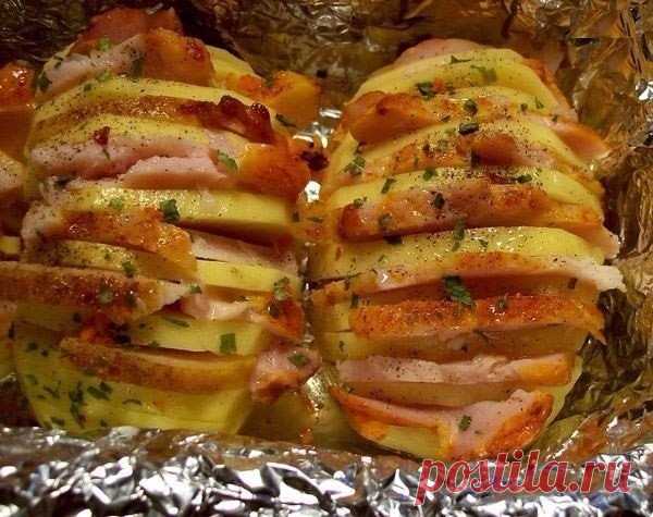 Картошка-гармошка 

Очень вкусно, быстро и просто! 

Попробуйте, не пожалеете! 

Картофель очистить, желательно выбрать не очень крупный, вытянутой формы. 

Сделать надрезы по всей картошечке, не дорезая до конца.СЛЕГКА намазать солью. 

В каждый разрез вставить по ломтику бекона, можно чередовать бекон с сыром, ну или бекон с дольками шампиньонов. 

Сверху поперчить, завернуть в фольгу ( при желании можно в фольгу еще положить зубчик чеснока) и отправить в духовку, где-то...