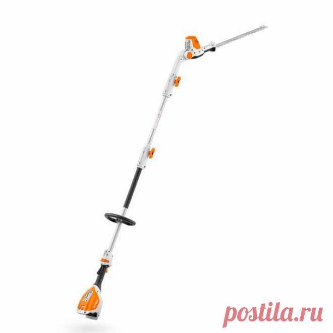 Аккумуляторный мотосекатор Stihl HLA 56 предназначен для подстригания и ухода за высокими изгородями и кустами. У данного мотосекатора ножевая траверса с возможностью поворота на 135 градусов и съемная штанга, что облегчает транспортировку и хранение. Транспортировочная длина 115 см, общая длина 210 см. Аккумулятор AK 20 приобретается отдельно.