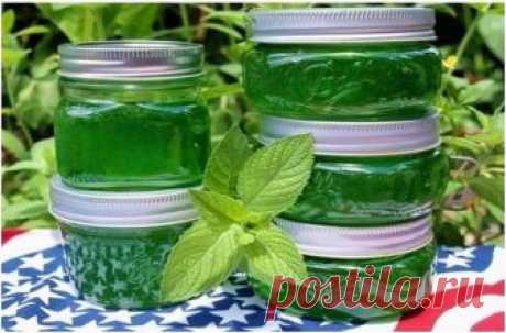 #райская_кухня #рецепты #GIF_рецепты
ВАРЕНЬЕ ИЗ МЯТЫ

ИНГРЕДИЕНТЫ:
● 250 г листьев мяты
● 1 кг сахара
● 2 лимона
● 0,5 л воды

ПРИГОТОВЛЕНИЕ:
Листья мяты со стеблями промыть, слегка обсушить и измельчить. Лимоны мелко нарезать вместе с кожурой. Все сложить в кастрюлю и проварить 10 минут. Оставить на сутки. После этого смесь отжать, настой отфильтровать, добавить к нему сахар и варить до готовности. Горячее варенье разлить в прокипяченные банки и тут же закатать.