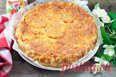 Пирог из кабачков

Ингредиенты:

Кабачки — 2 шт.
Мука пшеничная — 3 стак.
Яйцо куриное — 3 шт.
Помидор — 1 шт.
Сыр твердый — 100 г
Соль — по вкусу
Зелень (петрушка, укроп) — по вкусу

Приготовление:

1. Помоем кабачки, помидор и зелень. 
2. Кабачки трём в глубокую посуду на крупной тёрке, помидор режем тонкими кольцами, сыр трём на мелкой тёрке, а зелень мелко режем ножом. Важно через 10 минут отжать натёртые кабачки и слить эту воду. Лишняя жидкость в тесте не нужна совсе...