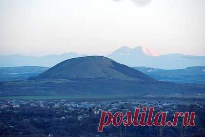 Два человека на дельтаплане упали на гору в российском регионе. Дельтаплан, на котором находилось два человека, упал на гору в селе Юца Ставропольского края. Об этом сообщил Telegram-канал «112». По информации авторов канала, находившиеся на дельтаплане люди находятся в тяжелом состоянии, на месте происшествия в российском регионе выехали сотрудники экстренных служб.