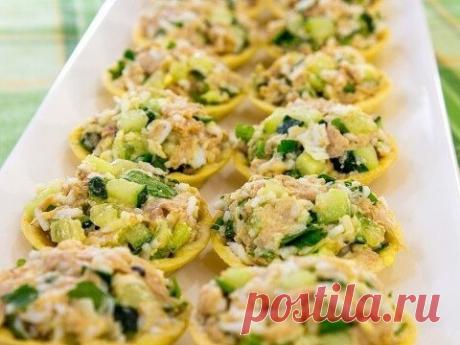 Запись на стене Тарталетки с салатом из тунцаВкусные тарталетки!Хрустящее, нежное тесто, легкий, сочный салат.Начинку я ничем не заправляла, было достаточно сока от рыбы. Но при желании салат можно заправить майонезом.Из указанного количества ингредиентов получается 30–40 тарталеток.Ингредиенты:30–40 маленьких тарталеток180 г консервированного тунца (я использовала в собственном соку)2 яйца150 г огурцовзелень по вкусусоль...