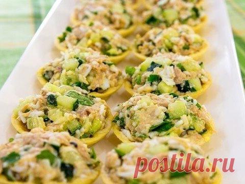 Запись на стене Тарталетки с салатом из тунцаВкусные тарталетки!Хрустящее, нежное тесто, легкий, сочный салат.Начинку я ничем не заправляла, было достаточно сока от рыбы. Но при желании салат можно заправить майонезом.Из указанного количества ингредиентов получается 30–40 тарталеток.Ингредиенты:30–40 маленьких тарталеток180 г консервированного тунца (я использовала в собственном соку)2 яйца150 г огурцовзелень по вкусусоль...