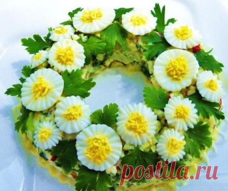 Украшаем салаты.