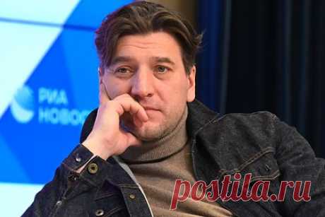 Звезда «Вампиров средней полосы» рассказал о своем любимом городе. Актер Александр Устюгов, исполнивший роль Клима в сериале «Вампиры средней полосы», назвал Петербург местом с прекрасной атмосферой. По его словам, несколько лет назад он много снимался в этом городе и в итоге решил остаться в нем. «Этот город меня всегда манил своим спокойствием, хмуростью, дождями», — признался он.
