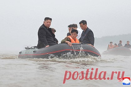 Ким Чен Ын врезался в дерево во время спасательной операции