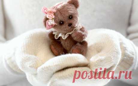 Скачать обои руки, варежки, зима, cute, toy, собачка, hands, dog, winter, раздел настроения в разрешении 1280x800