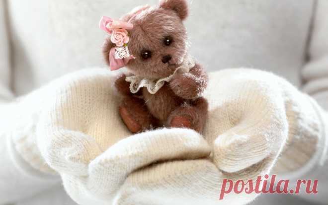 Скачать обои руки, варежки, зима, cute, toy, собачка, hands, dog, winter, раздел настроения в разрешении 1280x800